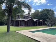 Casa en Venta con pileta terreno de 3400 mts2 en Funes