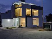 CASA EN VENTA CON PISCINA INTERIOR!