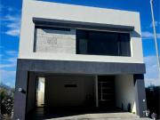 Casa en Venta con Piscina y Espacios Amplios en Cumbres...