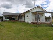 Casa en venta con piscina y vista abierta al campo en...