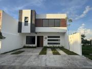 Casa en venta con rec?maras en planta baja en Lomas del...