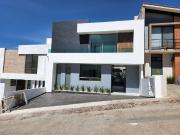 Casa en venta con recámara abajo en Altozano