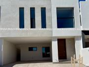 Casa en venta con recámara en planta baja Albaterra...