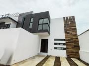 Casa en venta con recámara en planta baja en Lomas de la...