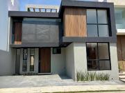Casa en Venta con recámara en Planta Baja en Lomas III