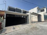Casa en venta con recámara en planta baja en Primero de...