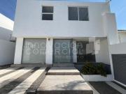 Casa en venta con recámara en planta baja en Real de...
