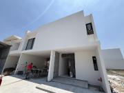 Casa en VENTA con recamara en planta baja y alberca,...