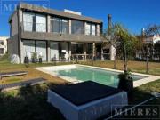 Casa en venta con renta sobre lote interno en Barrio...