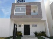 CASA EN VENTA CON ROOF GARDEN CERCA DE EL REFUGIO...