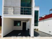 Casa en venta con roof garden y recámara en PB– Fracc....