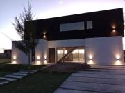 Casa en venta con salida al Rio El Naudir Escobar