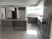 CASA EN VENTA CON SEGURIDAD EN BOSQUE ESMERALDA,...