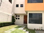 CASA EN VENTA CON SEGURIDAD EN JARDINES BELLAVISTA,...