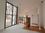 CASA EN VENTA CON SEGURIDAD EN LOMA DE VALLE ESCONDIDO,...