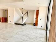 CASA EN VENTA CON SEGURIDAD EN LOMAS DE BELLAVISTA,...