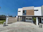 CASA EN VENTA CON TERRENO EXCEDENTE, ZONA INDUSTRIAL