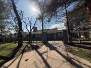 CASA EN VENTA CON TRES DORMITORIOS QUINCHO COCHERA APTO...