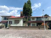 Casa en renta con cuatro habitaciones y jardín en...