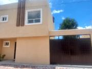 Casa en venta con tres habitaciones y terraza en...