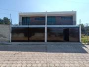 Casa en venta con tres recamaras, jardin y terraza en...