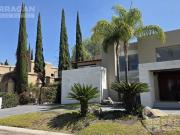 Casa en venta con vista al lago y acabados de lujo en El...