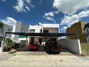 casa en venta con vista y 4 recámaras en cumbres de lago