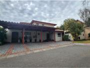 Casa en Venta / Condominio / 4D + 3B + servicios