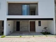 Casa en venta de 117 m2 terreno/200 m2 construcción en...