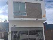Casa en Venta de 2 Niveles con 3 Recámaras y Cochera Techada