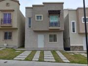 CASA EN VENTA DE 2 NIVELES DENTRO DE FRACCIONAMIENTO...