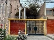 CASA EN VENTA DE 2 PISOS EN URBANIZACIÓN SANTO DOMINGO...