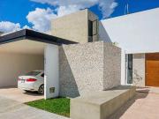 Casa en Venta de 2 Plantas A Pie de Calle En Cholul, Mèrida