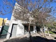Casa en Venta de 300m totales. Local al frente. Depto...