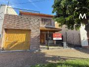 Casa en venta de 3 ambientes con patio y cochera Villa...