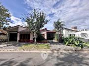 Casa en Venta de 3 dorm. Patio con parque y cochera. Campana