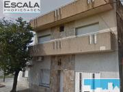 CASA EN VENTA DE 3 DORM PATIO Y COCHERA