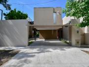 Casa en Venta de 3 dormitorios mas escritorio en Gonnet...