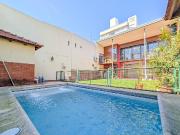 CASA EN VENTA DE 3 DORMITORIOS, QUINCHO Y PILETA