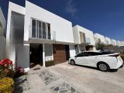 CASA EN VENTA de 3 habitaciones con baño cada una, en...