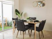 Casa en venta de 3 habitaciones, sala de TV y jardín en...