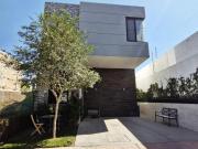 Casa en Venta de 3 Niveles con Sotano en Solares...