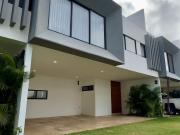 CASA EN VENTA DE 3 NIVELES EN BENITO JU?REZ NORTE,...