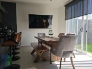 Casa en venta de 3 niveles, en Paseo San Junípero
