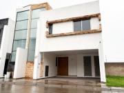 Casa en venta de 3 niveles en Santa Teresa Residencial,...