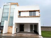 Casa en venta de 3 niveles en Santa Teresa Residencial,...