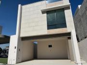 Casa en Venta de 3 Niveles Ubicada en Dominio Cumbres,...