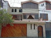 Casa en venta de 3 pisos con piscina y cochera doble