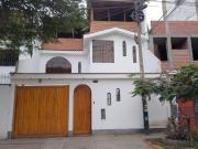 CASA EN VENTA DE 3 PISOS EN SANTIAGO DE SURCO CON COCHERA