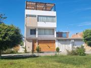 Casa En Venta De 3 Pisos Y Azotea En La Urb Villa Los...